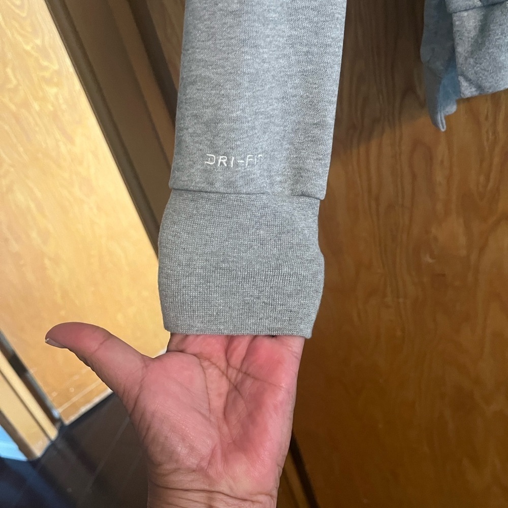 Nike Fly Women's Dri-Fit Gray 3 Pocket Front Hoodie Size Medium - Picture 7 of 11